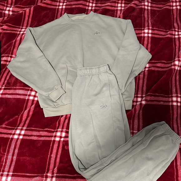 ALO Yoga Tops - Alo Accolade Straight Leg Sweatpant and Crewneck - Limestone